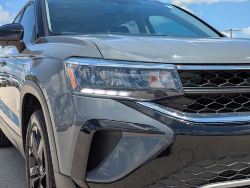 Used 2024 Volkswagen Taos SE w/ Panoramic Sunroof Package FWD image 10