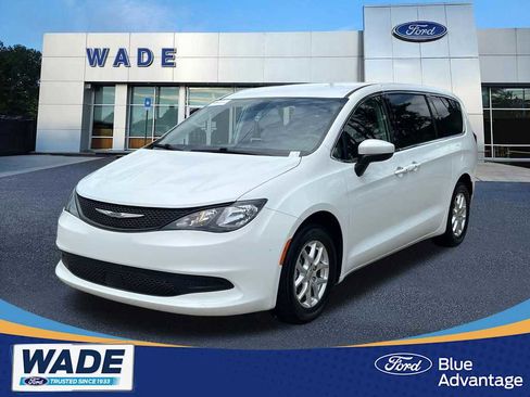 Used 2022 Chrysler Voyager LX FWD image 1