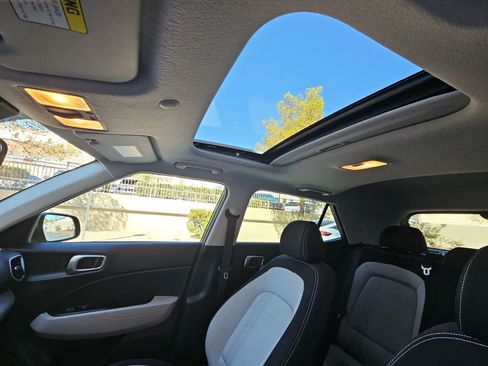 Used 2024 Hyundai Venue SEL FWD image 28