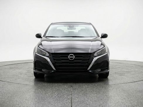 Used 2025 Nissan Altima 2.5 SV FWD image 2