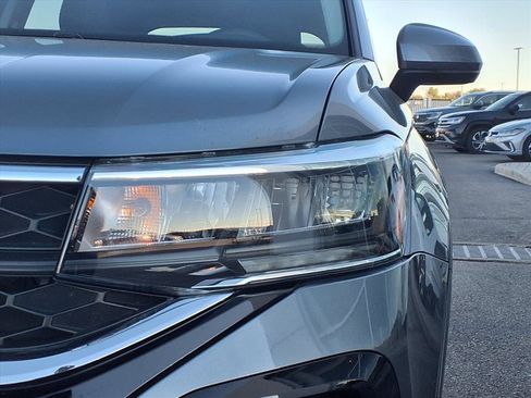 Certified 2022 Volkswagen Taos SE image 21