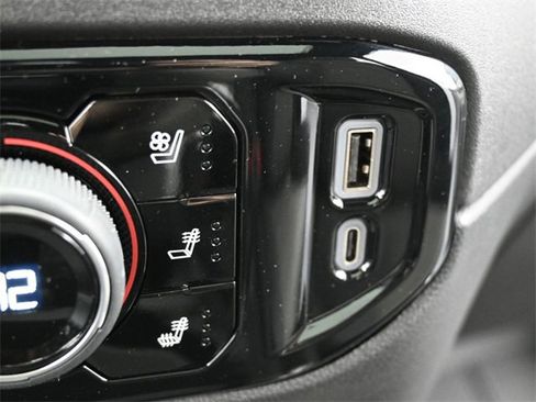 Used 2024 Chevrolet Silverado 2500 ZR2 w/ Technology Package image 31