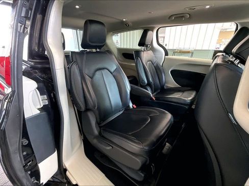Used 2023 Chrysler Pacifica Touring-L FWD image 17