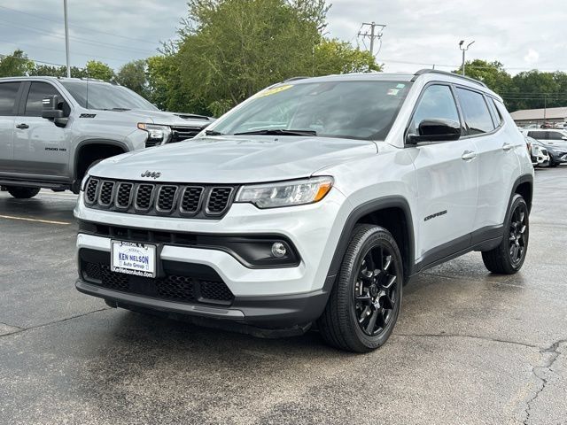 Used 2025 Jeep Compass Latitude w/ Convenience Group AWD/4WD image 5