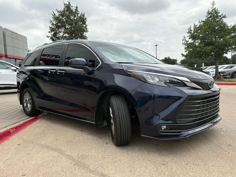 Used 2025 Toyota Sienna XLE FWD image 4