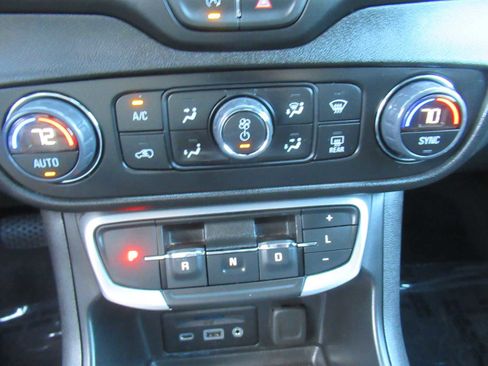 Used 2023 GMC Terrain SLT image 34