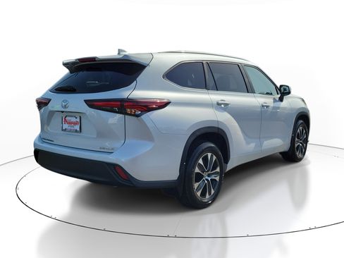 Used 2026 Toyota Highlander XLE AWD/4WD image 4