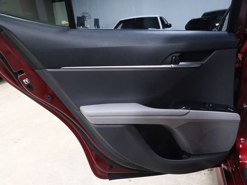 Used 2018 Toyota Camry SE FWD image 13
