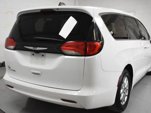 Used 2023 Chrysler Voyager LX FWD image 3