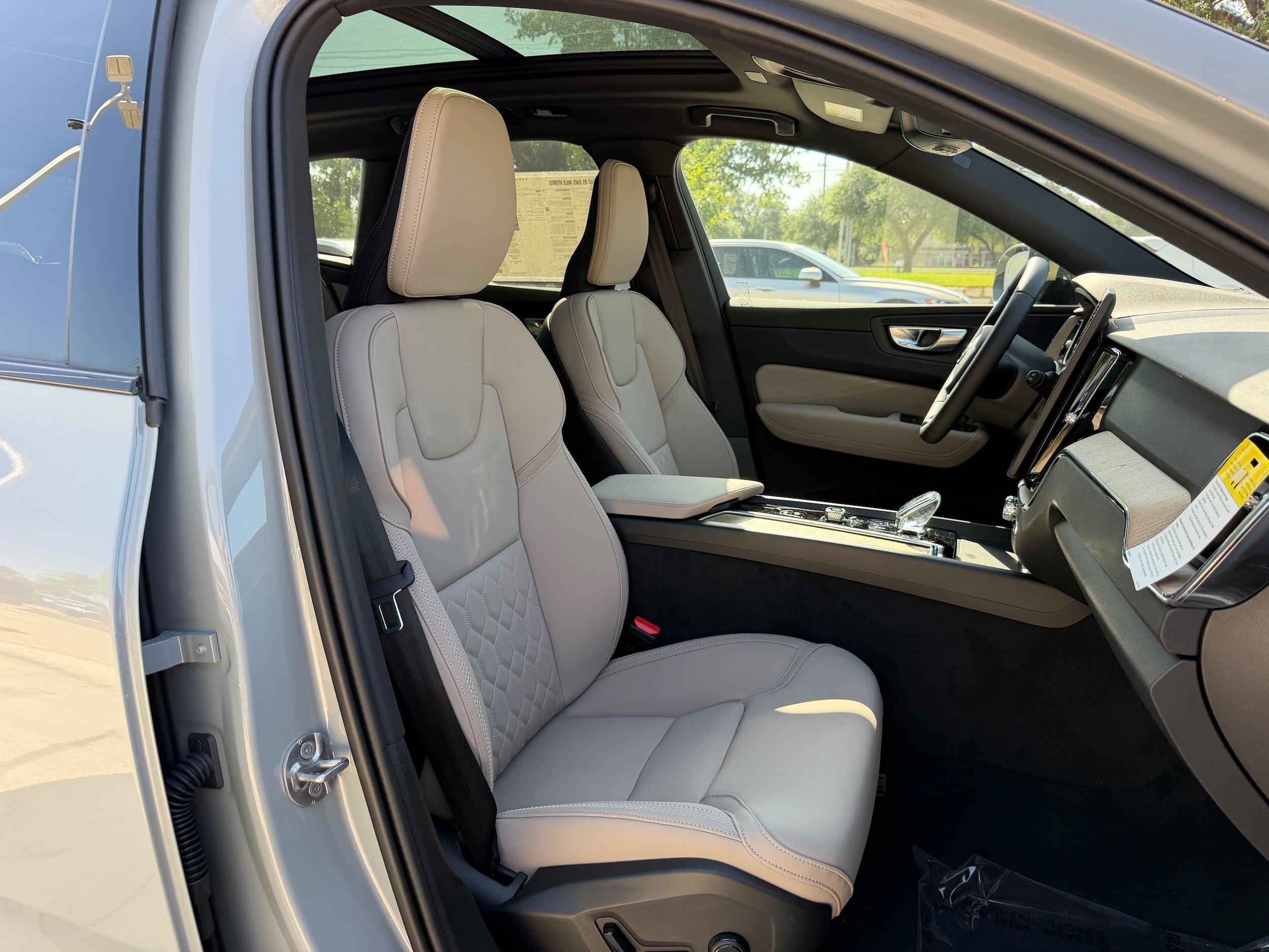 New 2026 Volvo XC60 B5 Plus w/ Protection Package Premier AWD/4WD image 8