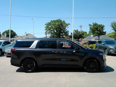 Used 2025 Kia Carnival FWD image 5