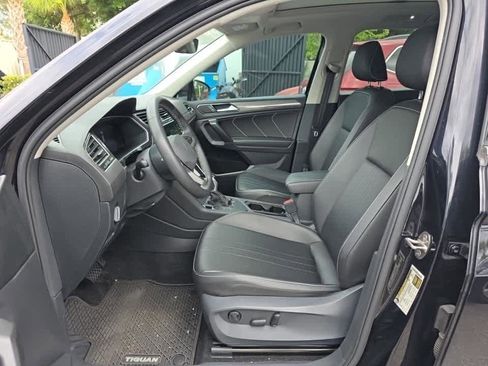 Used 2022 Volkswagen Tiguan SE w/ Panoramic Sunroof Package image 9
