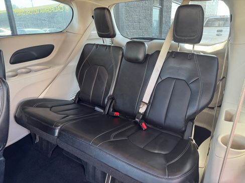 Used 2024 Chrysler Pacifica Touring-L FWD image 16