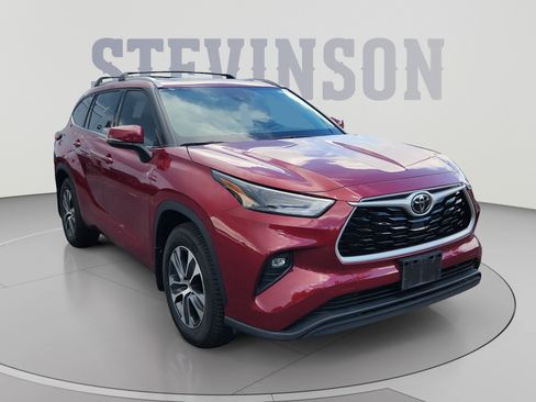 Used 2022 Toyota Highlander XLE AWD/4WD image 7