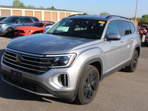 Used 2024 Volkswagen Atlas SE AWD/4WD image 2