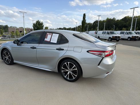 Used 2018 Toyota Camry SE w/ Moonroof Package FWD image 27
