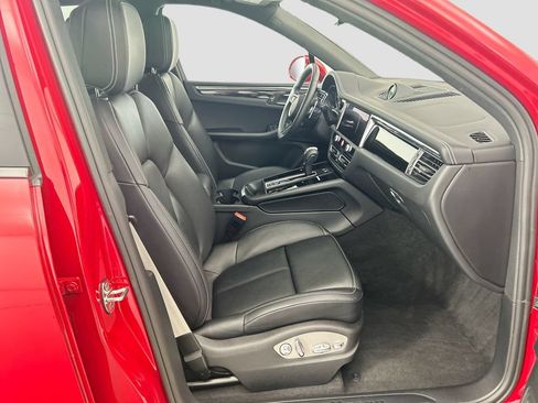 Certified 2025 Porsche Macan AWD/4WD image 21