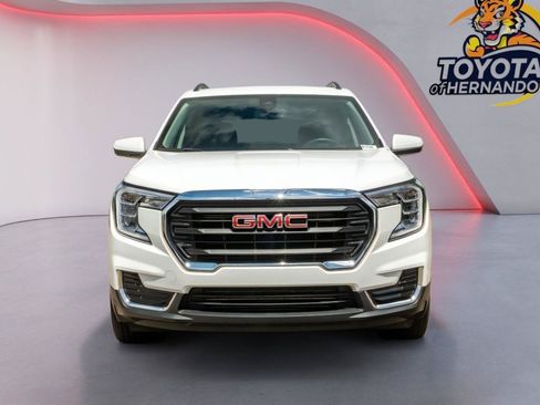 Used 2024 GMC Terrain SLE w/ Driver Convenience Package FWD image 2