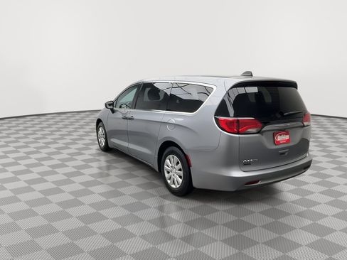 Used 2021 Chrysler Voyager L image 2