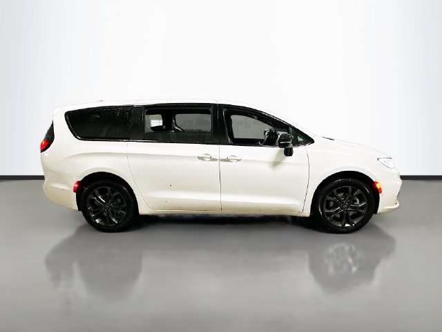 New 2026 Chrysler Pacifica Select AWD/4WD image 4