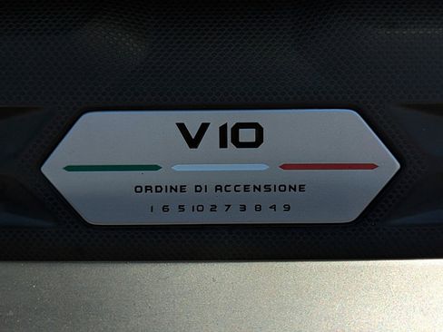 Used 2020 Lamborghini Huracan EVO image 12