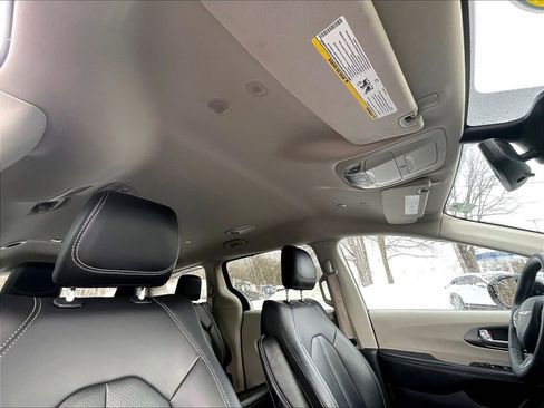 Used 2024 Chrysler Pacifica Touring-L image 7