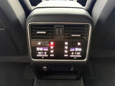 Used 2023 Porsche Cayenne Platinum Edition AWD/4WD image 19