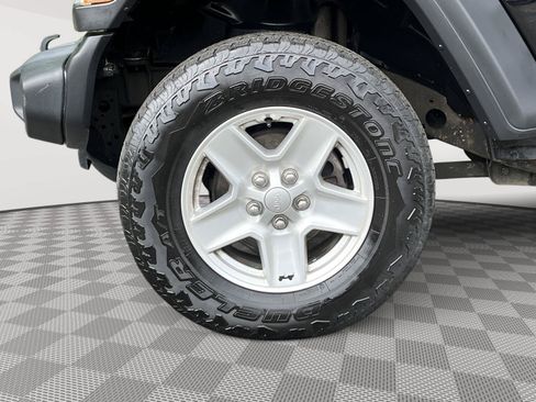 Used 2020 Jeep Gladiator Sport w/ Quick Order Package 23S AWD/4WD image 9