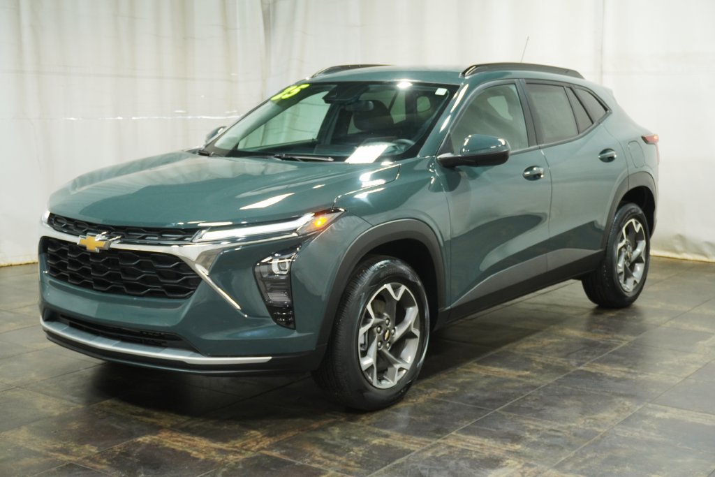 Used 2025 Chevrolet Trax LT w/ Driver Confidence Package FWD image 2