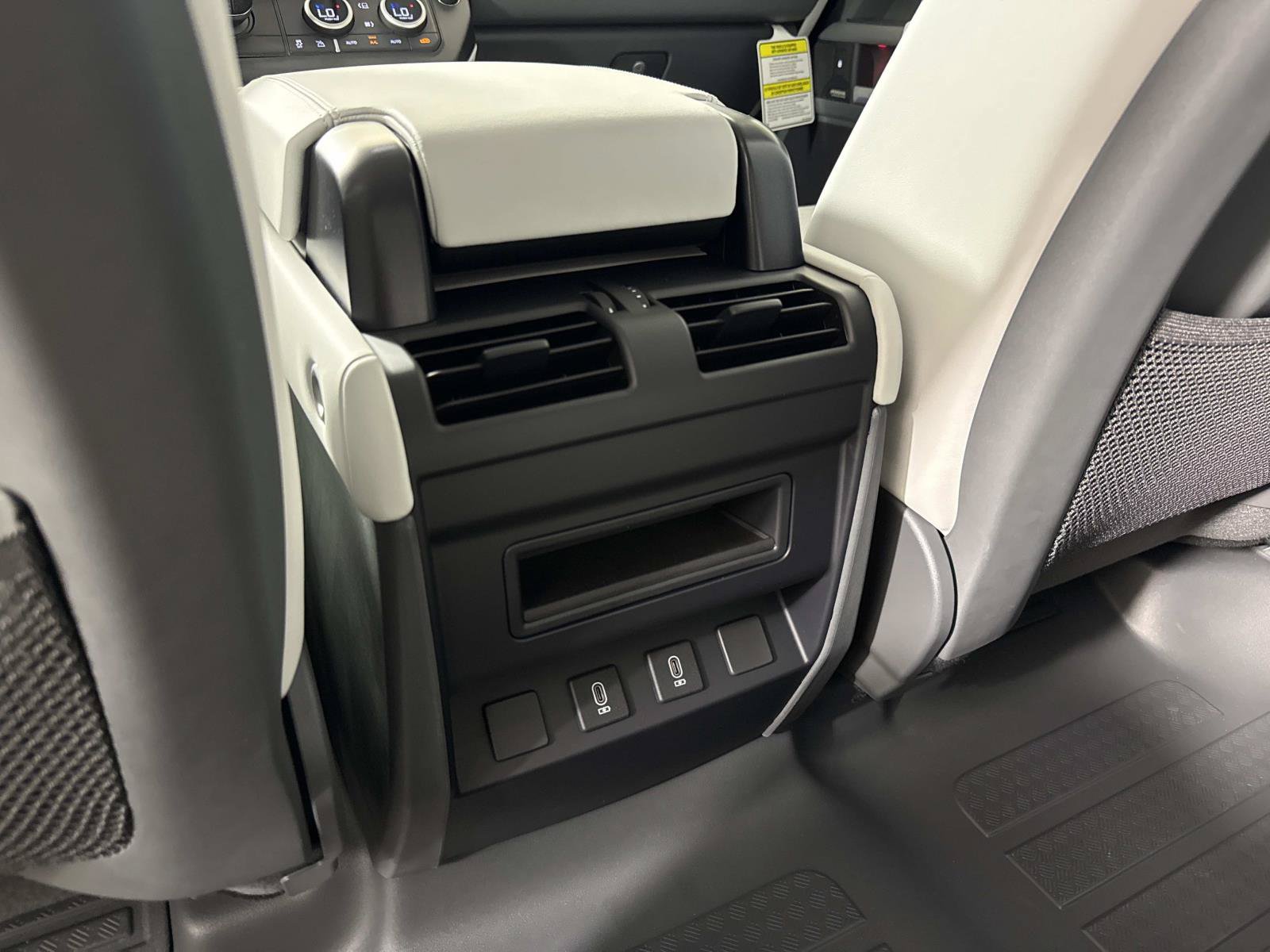New 2026 Land Rover Defender 110 X-Dynamic SE AWD/4WD image 14