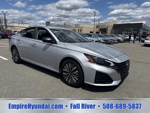 Used 2024 Nissan Altima 2.5 SV FWD image 2