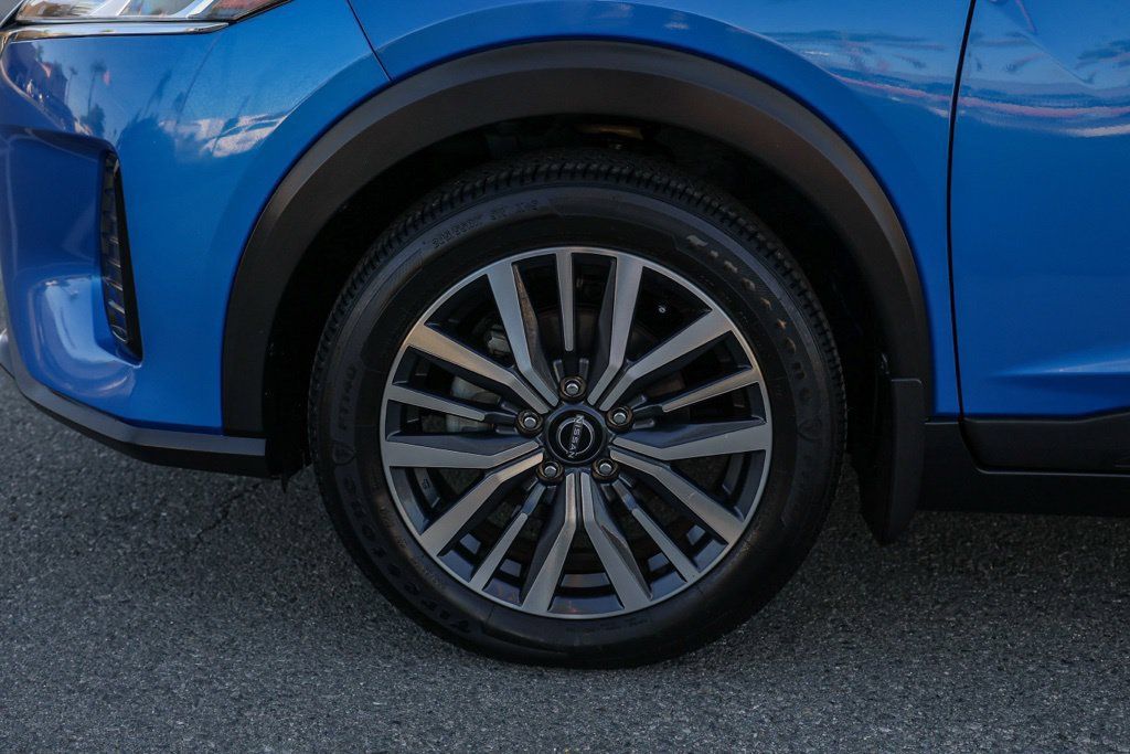 Used 2023 Nissan Kicks SV FWD image 12