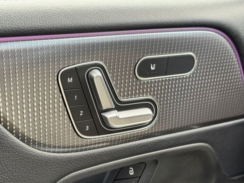 Used 2020 Mercedes-Benz GLB 250 4MATIC w/ Premium Package image 33