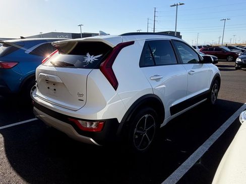 Certified 2024 Kia Niro LX image 3