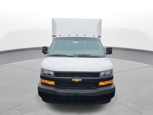 Used 2018 Chevrolet Express 3500 w/ Driver Convenience Package image 2