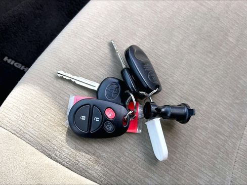 Used 2013 Toyota Highlander Plus image 14