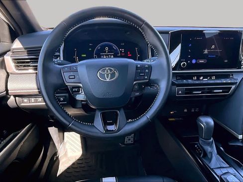 Certified 2025 Toyota Camry SE FWD image 5