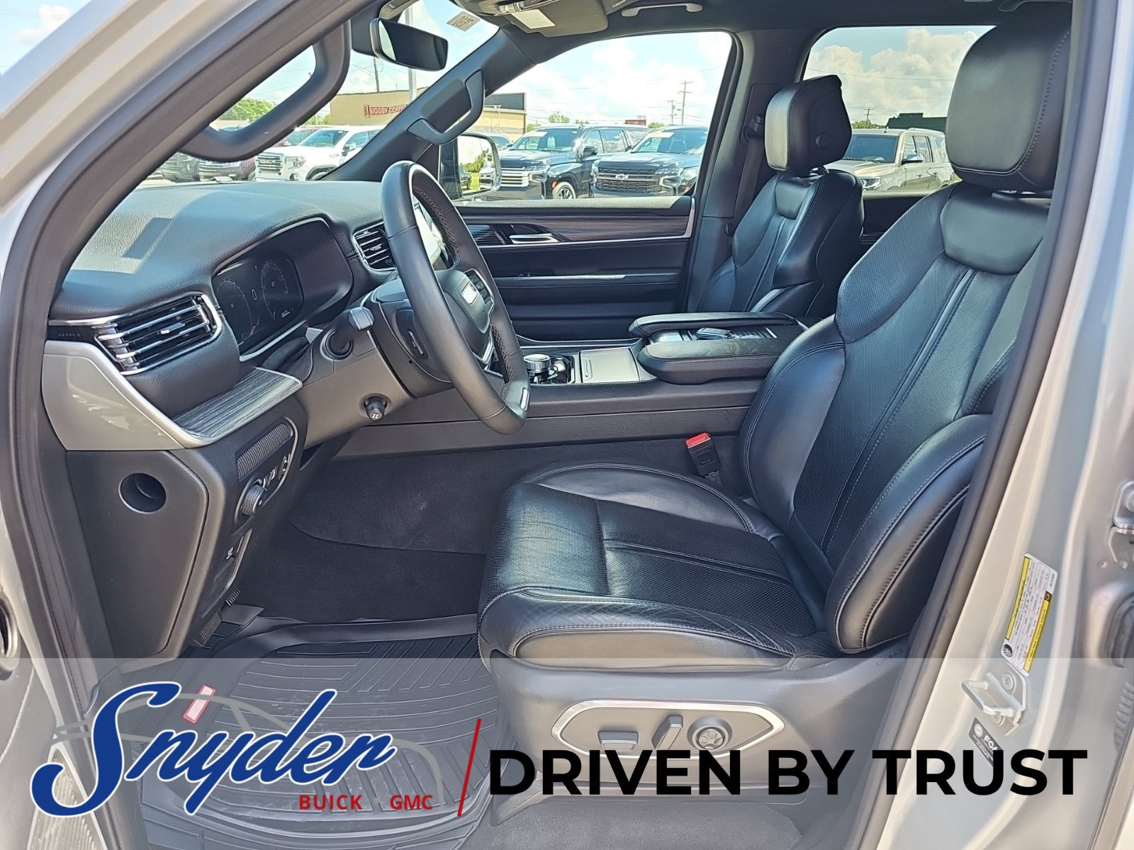 Used 2024 Jeep Wagoneer L Series II w/ Flexible Seating Group AWD/4WD image 9