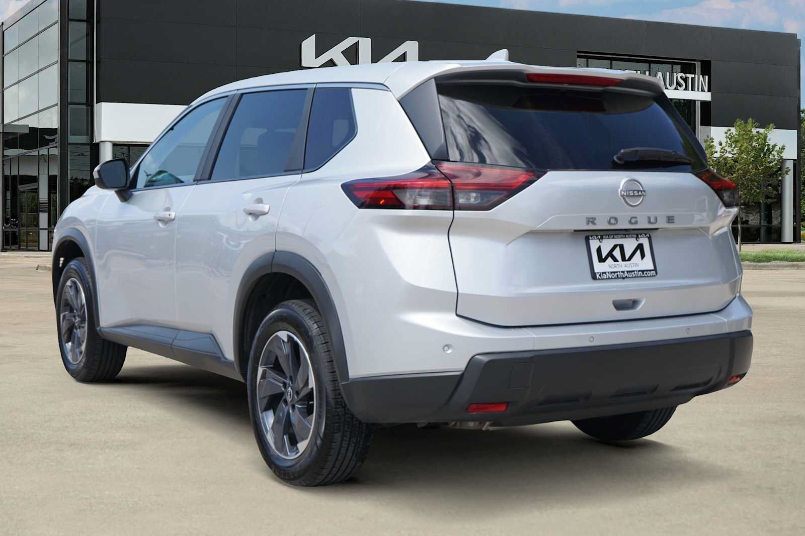 Used 2025 Nissan Rogue SV FWD image 4