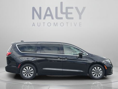 Used 2023 Chrysler Pacifica Touring-L FWD image 6