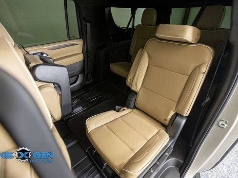 Used 2022 Chevrolet Suburban Premier AWD/4WD image 32