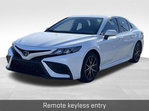 Used 2024 Toyota Camry SE image 3