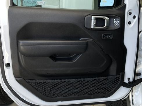 Used 2025 Jeep Wrangler Unlimited Rubicon AWD/4WD image 9