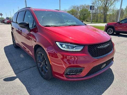 Used 2025 Chrysler Pacifica Limited FWD image 4
