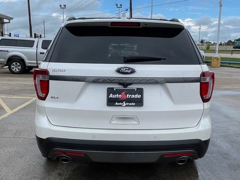 Used 2017 Ford Explorer XLT w/ Equipment Group 202A FWD image 9