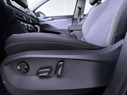 Used 2024 Volkswagen Taos SE image 12