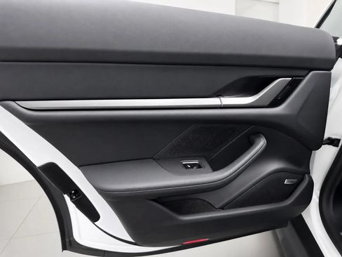 Used 2025 Porsche Taycan RWD image 17