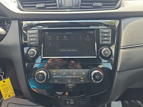 Used 2018 Nissan Rogue S AWD/4WD image 18