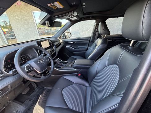 Used 2025 Toyota Highlander XSE AWD/4WD image 29