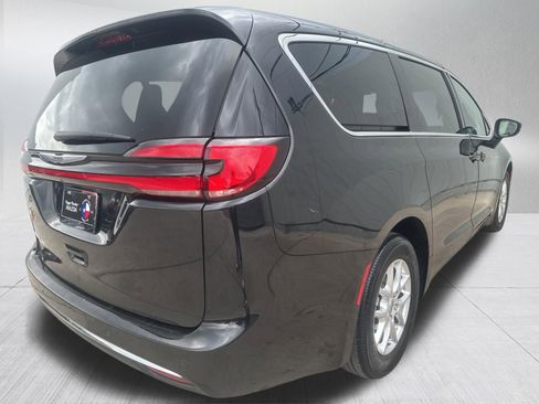 Used 2023 Chrysler Pacifica Touring-L image 10